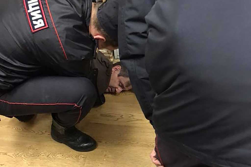 Tersangka diringkus polisi usai menikam seorang penyiar radio Echo of Moscow, di Moskow, Rusia, Senin (23/10/2017).