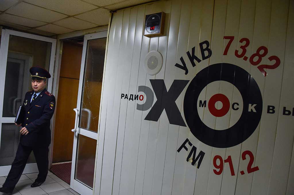 Stasiun radio Echo of Moscow mengatakan bahwa serangan tersebut direncanakan dengan jelas. Untuk masuk ke dalam gedung, penyerang menyemprotkan gas ke muka petugas keamanan di pintu masuk di lantai dasar lalu naik ke lantai 14, di mana studio stasiun berada.