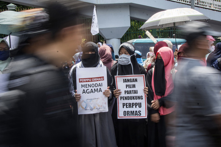 Ribuan pengunjuk rasa dan sejumlah Ormas Islam menggelar aksi damai menolak Perppu Ormas di depan Gedung DPR/MPR.