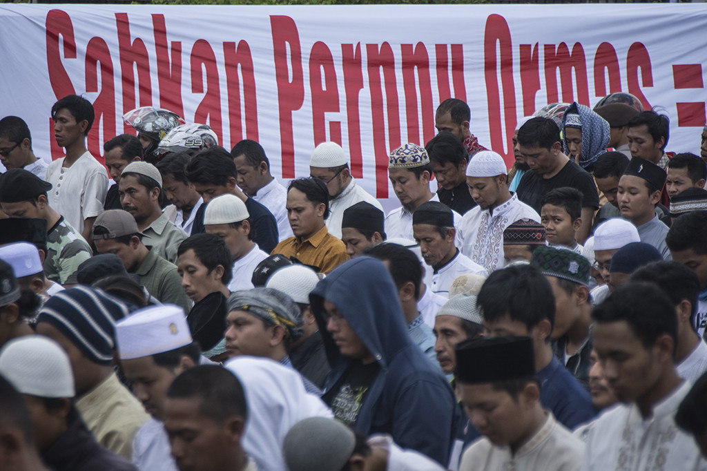 Mereka menghentikan orasi sekitar pukul 11.45 WIB untuk melaksanakan salat Dzuhur berjemaah di depan Gedung DPR/MPR RI.