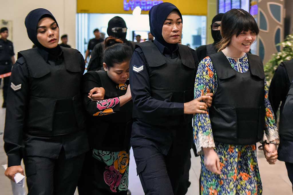 Siti Aisyah dan Doan Thi Huong tiba di Bandara Kuala Lumpur International Airport (KLIA) 2 pukul 08:24 waktu setempat dengan pengawalan ketat belasan pasukan Special Task Force On Organised Crime ( STAFOC) atau pasukan elit bersenjata Polis Diraja Malaysia (PDRM). AFP/Mohd Rasfan