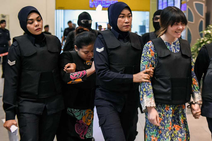 Siti Aisyah dan Doan Thi Huong tiba di Bandara Kuala Lumpur International Airport (KLIA) 2 pukul 08:24 waktu setempat dengan pengawalan ketat belasan pasukan Special Task Force On Organised Crime ( STAFOC) atau pasukan elit bersenjata Polis Diraja Malaysia (PDRM). AFP/Mohd Rasfan