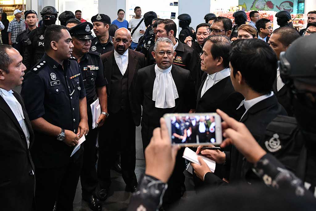 Dengan didampingi perwakilan KBRI Kuala Lumpur, Kementrian Luar Negeri RI, pengacara Siti Aisyah, pengacara Doan, hakim, dan jaksa, reka ulang mulai dilaksanakan. Pertama ke Bibik Heritage di Balai Keberangkatan Internasional. Bibik Heritage merupakan lokasi pertemuan antara agen Korea Utara dengan Siti Aisyah sebelum terjadi pembunuhan terhadap Kim Jong-nam. AFP/Mohd Rasfan