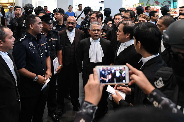 Dengan didampingi perwakilan KBRI Kuala Lumpur, Kementrian Luar Negeri RI, pengacara Siti Aisyah, pengacara Doan, hakim, dan jaksa, reka ulang mulai dilaksanakan. Pertama ke Bibik Heritage di Balai Keberangkatan Internasional. Bibik Heritage merupakan lokasi pertemuan antara agen Korea Utara dengan Siti Aisyah sebelum terjadi pembunuhan terhadap Kim Jong-nam. AFP/Mohd Rasfan