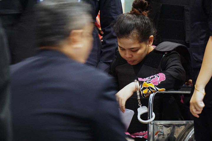 Kedua terdakwa kemudian dibawa turun menuju tempat mereka menumpang taksi meninggalkan Bandara KLIA 2 setelah melakukan 'pengusapan' pada wajah Kim Jong-nam yang menyebabkan kematian. ANTARA/Agus Setiawan