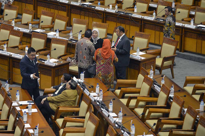 Sebelum melewati mekanisme voting, rapat paripurna sempat diskors untuk forum lobi antarpimpinan fraksi-fraksi. Namun belum mencapai kata musyawarah mufakat, sehingga pengambilan keputusan melalui suara terbanyak, yakni mekanmisme voting. ANTARA/Wahyu Putro A