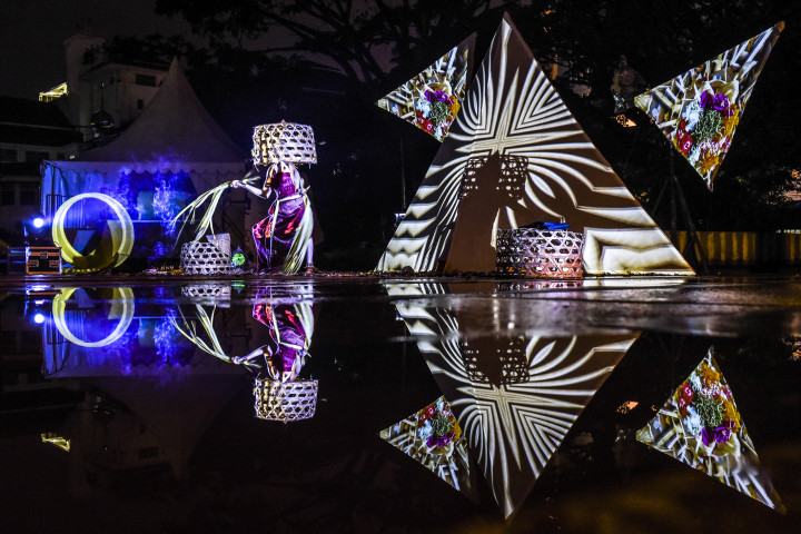 Penari dari komunitas KITAPOLENG, Mireki Jasmine Okubo, mementaskan komposisi tari berjudul 