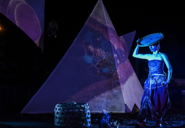 Pertunjukan ini mengisahkan perempuan yang selalu dipandang sebagai makhluk lemah, tetapi sebenarnya dibalik kelembutannya selalu memiliki kekuatan yang terpendam.
