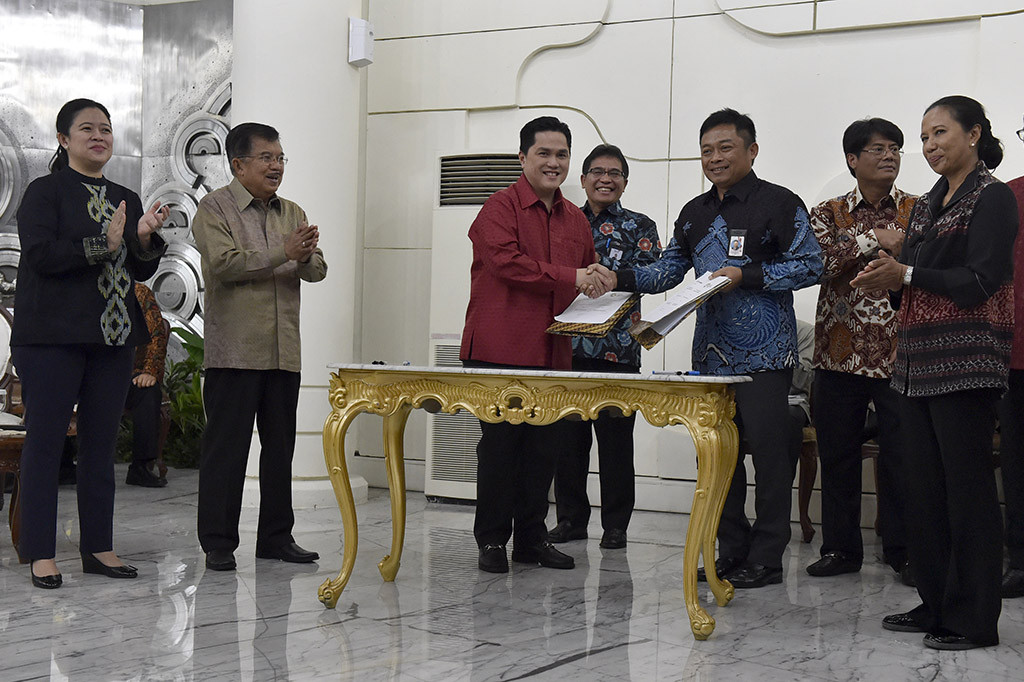 Proses penandatanganan kerja sama itu dilakukan oleh Presiden INASGOC Erick Thohir dan keenam petinggi dari BUMN tersebut dan disaksikan langsung oleh Wakil Presiden Jusuf Kalla, Menko PMK Puan Maharani, dan Menteri BUMN Rini Soemarno di Kantor Wakil Presiden.