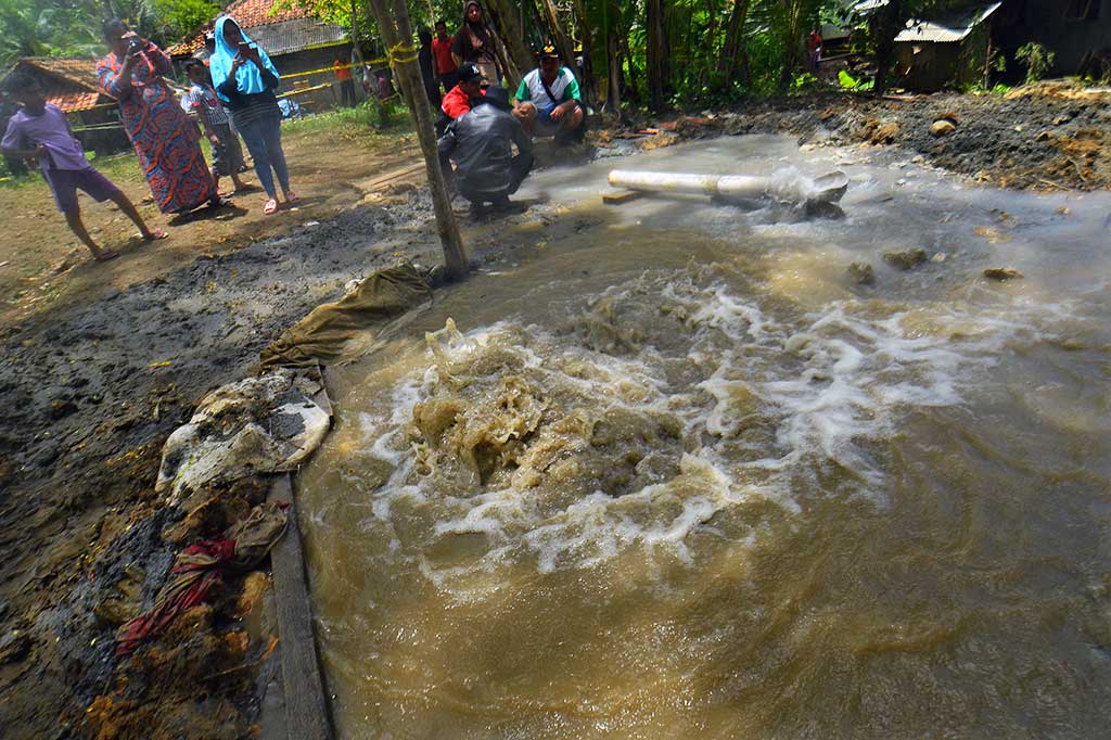 Warga mengabadikan semburan lumpur panas di Kampung Sindangrasa, Kabupaten Tasikmalaya, Jawa Barat, Rabu (25/10/2017). ANTARA/Adeng Bustomi