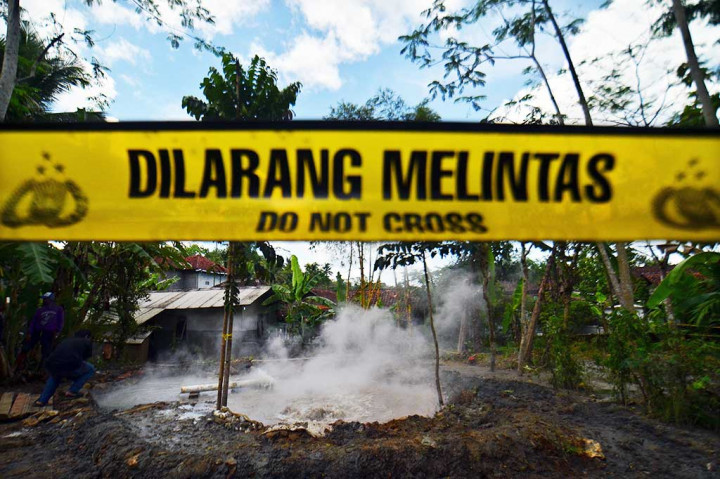 BPBD Kabupaten Tasikmalaya masih meneliti sampel lumpur untuk memastikan semburan lumpur tersebut berbahaya atau tidak. ANTARA/Adeng Bustomi