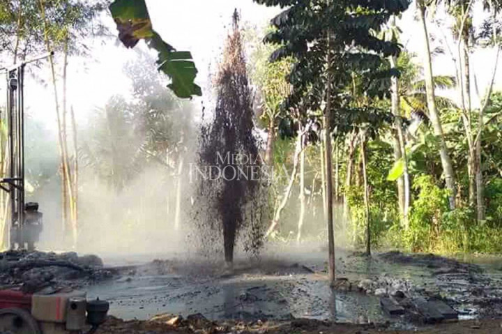Pada Senin (23/10/2017) semburan lumpur sempat mencapai 10 meter. Semburan lumpur tersebut terjadi setelah pengeboran tanah sedalam 40 meter untuk sumber air bersih bagi masyarakat sekitar. MI/Adi Kristiadi