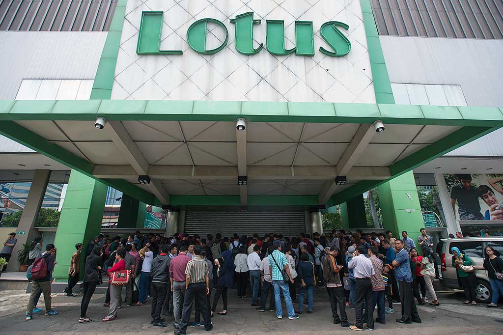 Puluhan calon mengantre di depan pintu masuk pusat perbelanjaan Lotus yang masih tertutup untuk berbelanja barang dengan potongan harga di Jalan K.H. Wahid Hasyim, Jakarta Pusat, Rabu (25/10/2017).