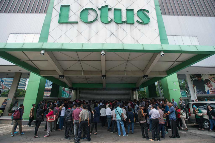 Puluhan calon mengantre di depan pintu masuk pusat perbelanjaan Lotus yang masih tertutup untuk berbelanja barang dengan potongan harga di Jalan K.H. Wahid Hasyim, Jakarta Pusat, Rabu (25/10/2017).