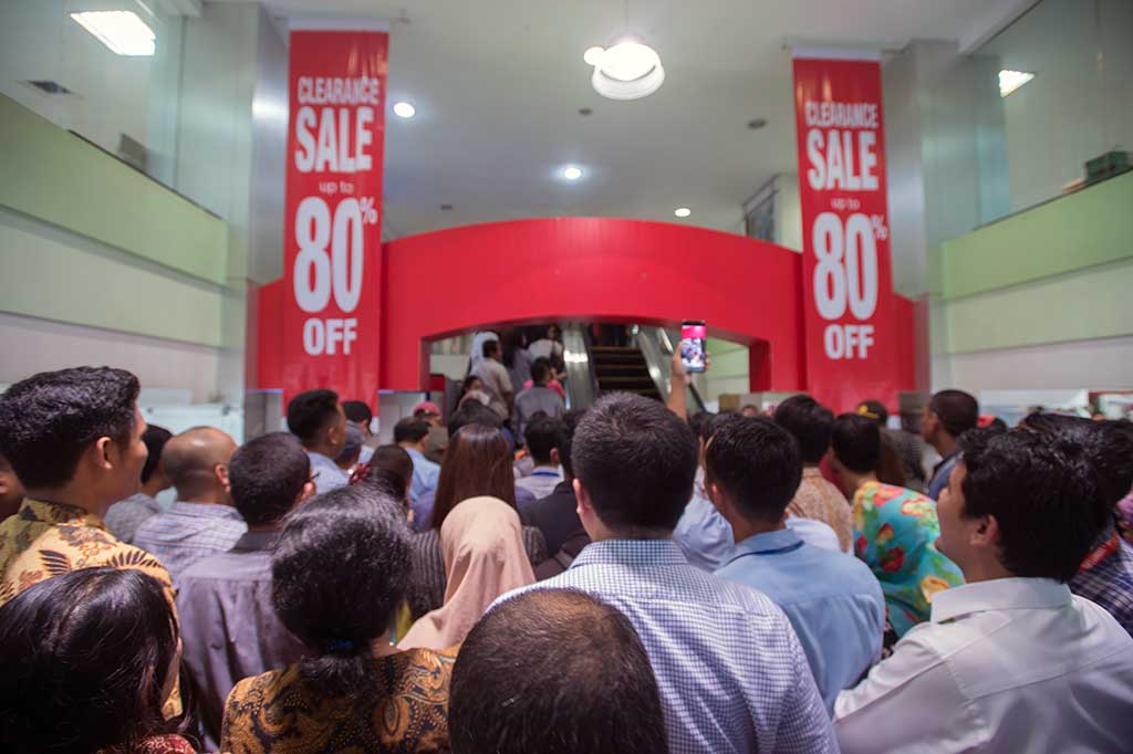 PT Mitra Adiperkasa Tbk (MAPI) mengumumkan penutupan tiga gerai Lotus akhir bulan Oktober ini menyusul telah ditutupnya dua gerai sebelumnya, setelah melihat kinerja penjualannya yang terus merosot serta alasan restrukturisasi perusahaan.