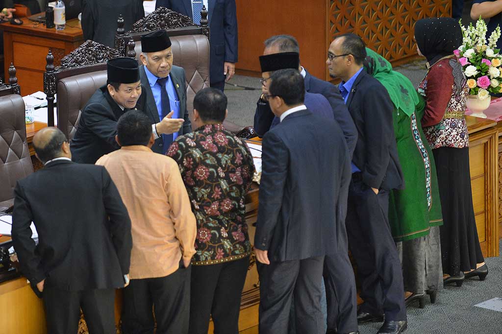 Perwakilan fraksi DPR melakukan lobi. Dari 10 fraksi yang hadir menyampaikan pandangan, hanya Fraksi Partai Gerindra yang menolak pengajuan RUU APBN 2018 menjadi UU. Namun, Gerindra tetap memberikan kesempatan kepada pemerintah untuk menjalankan keyakinan atas postur anggaran yang telah disusun tersebut. Sementara itu fraksi Partai Keadilan Sejahtera (PKS) menerima dengan catatan.