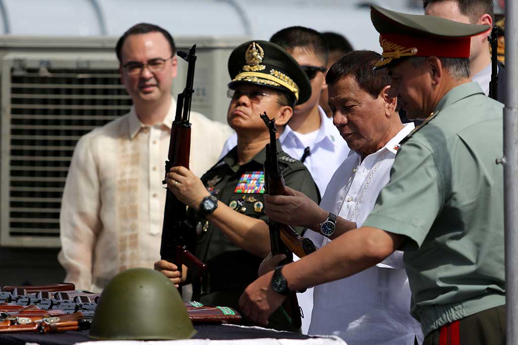 Setelah mengelilingi kapal militer anti-kapal selam Admiral Panteleyev, Duterte menerima secara simbolis 5 ribu senapan Kalashnikov beserta amunisi dan 20 truk militer.