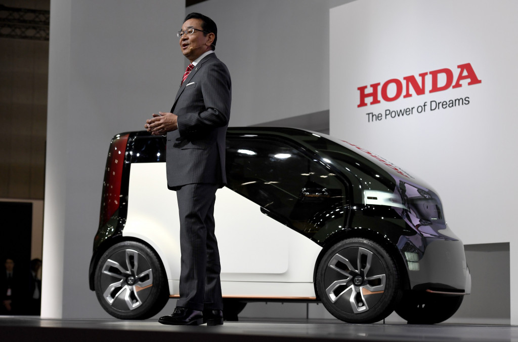 NeuV yang diperkenalkan Presiden Honda Motor, Takahiro Hachigo ini adalah city car bermesin listrik yang menjawab tantangan sempitnya lahan parkir di pemukiman padat.  AFP Photo/Toru Yamanaka