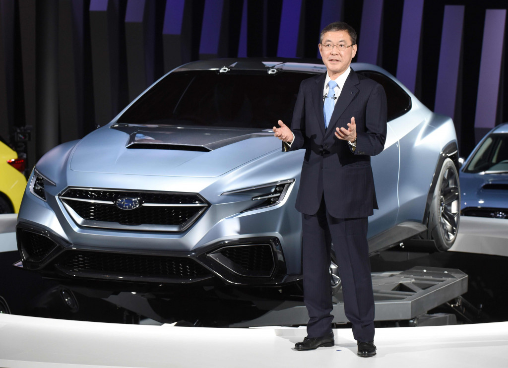 Presiden Subaru, Yasuyuki Yoshinaga, memperkenalkan Viziv Performance Concept. Ini adalah sebuah sedan sport yang mengusung mesin listrik dengan tenaga berlimpah khas Subaru. AFP Photo/Toru Yamanaka