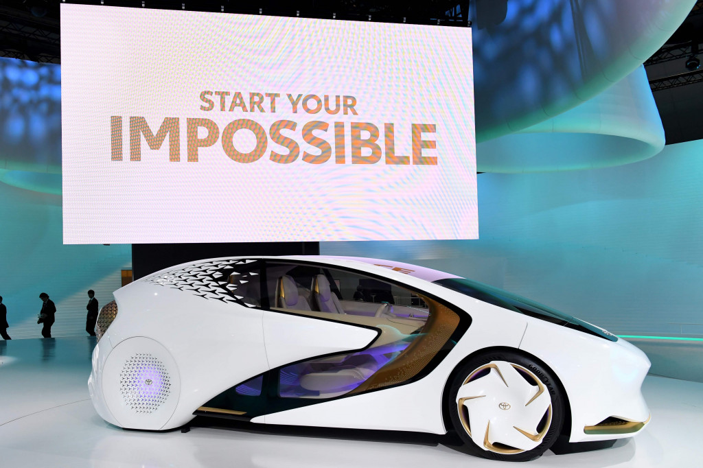 Sebagai tuan rumah, Toyota tampil maksimal dengan memajang mobil-mobil konsep terbarunya. Di antaranya Toyota Concept-AI, sportcar yang fully automomous. AFP Photo/Toshifumi Kitamura