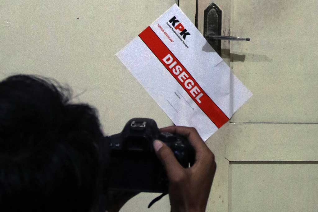 Sebanyak tiga ruangan di Dinas Pendidikan Kabupaten Nganjuk disegel petugas, sedangkan Dinas Lingkungan Hidup ada satu ruangan yang disegel, yaitu ruangan kepala dinas.