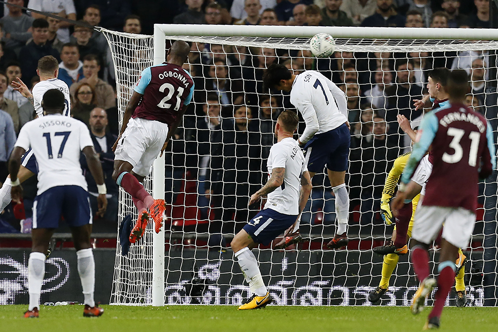 Kebobolan dua gol dalam waktu berdekatan boleh jadi membuat Spurs gugup. Mereka lantas kemasukan gol lagi di menit ke-70, alias hanya berjarak 15 menit dari gol pertama West Ham. Kali ini Angelo Ogbonna yang jadi pencetak gol.
