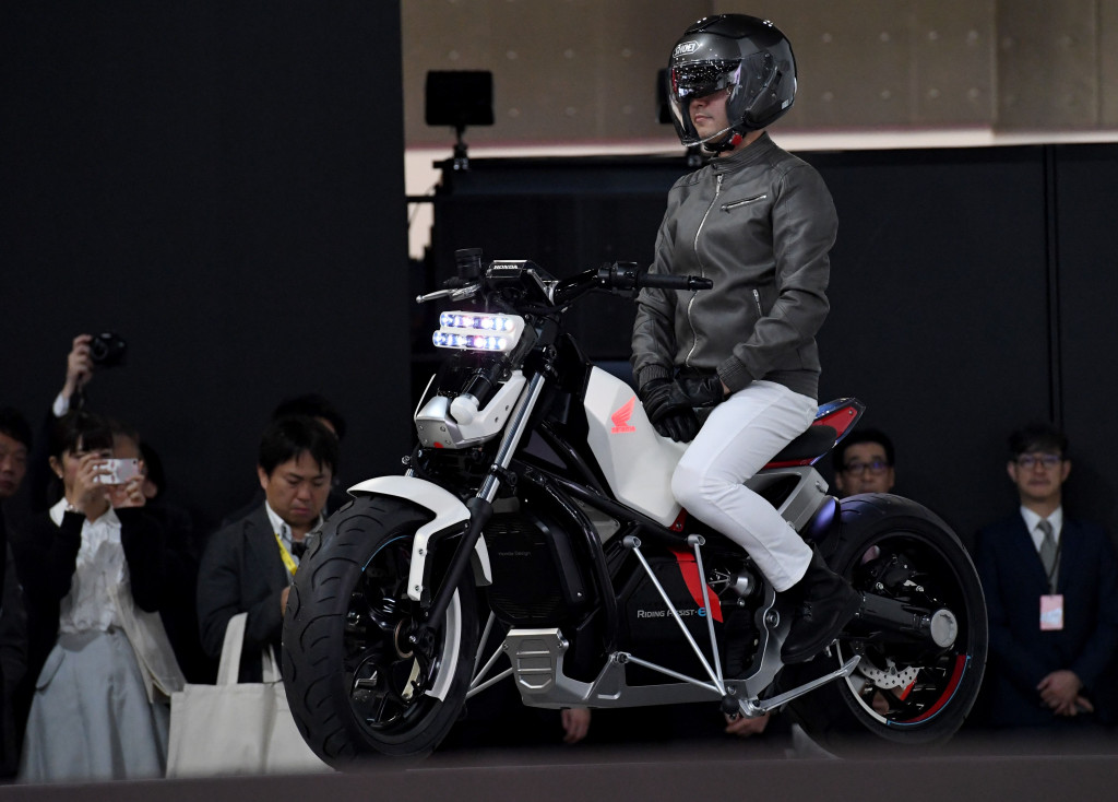 Honda membanggakan Riding Assist e. Sepeda motor bermesin listrik ini memiliki sistem adaptasi segala medan untuk menyeimbangkan posisi walau tanpa pengendara. AFP Photo/Toshifumi Kitamura