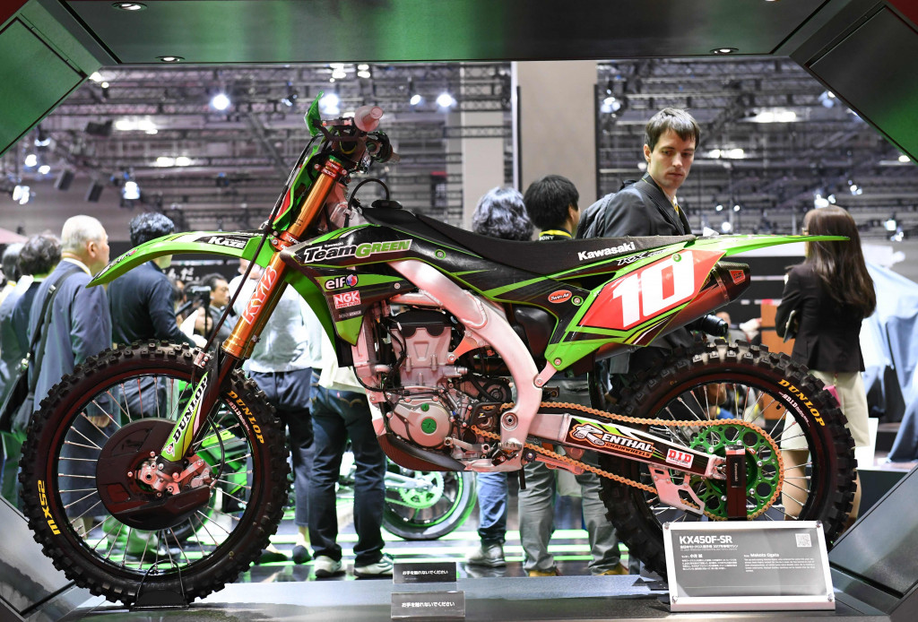 Kawasaki memajang KX450F-SR. Motocross dari genre dirtbike ini mengusung teknologi MotoGP yang Kawasaki tinggalkan sejak 2016. AFP Photo/Toshifumi Kitamura