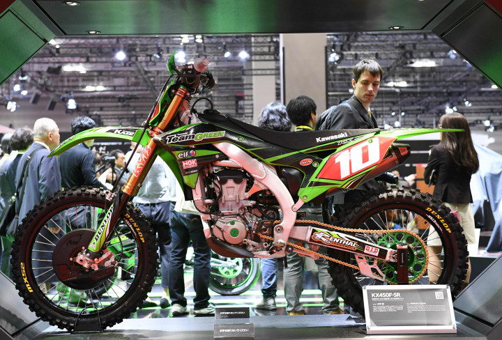 Kawasaki memajang KX450F-SR. Motocross dari genre dirtbike ini mengusung teknologi MotoGP yang Kawasaki tinggalkan sejak 2016. AFP Photo/Toshifumi Kitamura