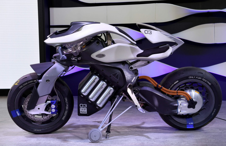 Desain futuristik Yamaha MotoroID ini didukung teknologi kecerdasan buatan yang membaca karakter pengendara. Body serat karbon dan mesin listrik yang ditenagai baterei lithiium. AFP Photo/Toshifumi Kitamura