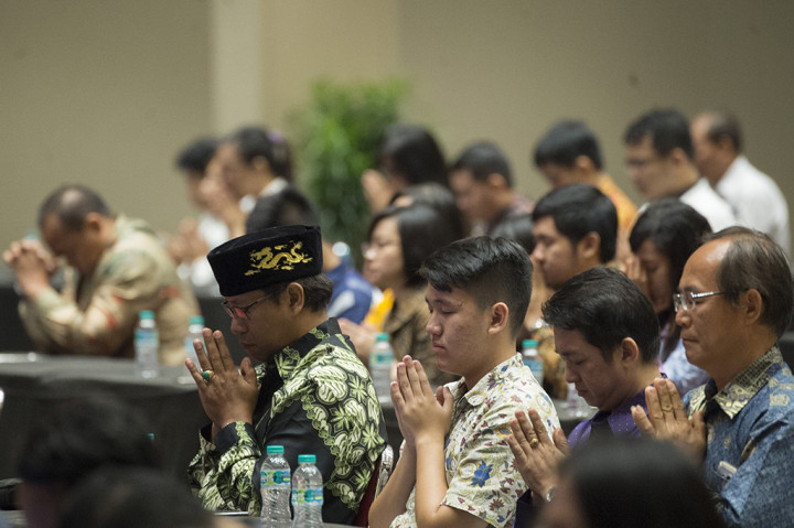 Menurut Jokowi, ajaran umat Buddha memberikan fondasi yang kuat tentang cinta kasih antar-umat beragama dan ?persaudaraan di Indonesia.
