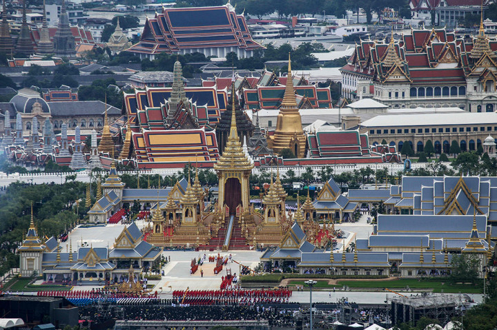 Jenazah Raja Thailand Bhumibol Adulyadej meninggalkan Dusit Maha Prasat Throne Hall, Grand Palace.