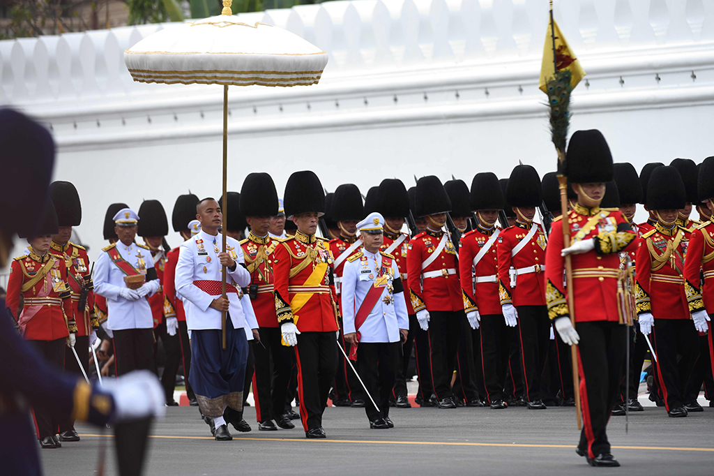 Raja Maha Vajiralongkorn putra almarhum yang akan menyulutkan api ke struktur Krematorium Kerajaan yang berisi jenazah ayahnya.