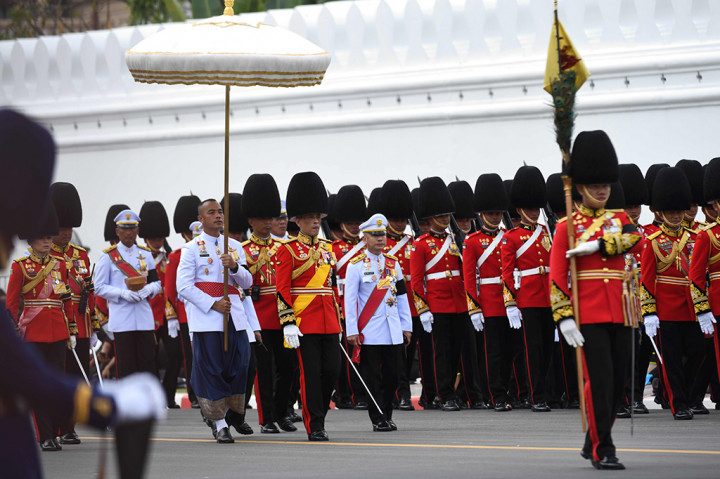 Raja Maha Vajiralongkorn putra almarhum yang akan menyulutkan api ke struktur Krematorium Kerajaan yang berisi jenazah ayahnya.