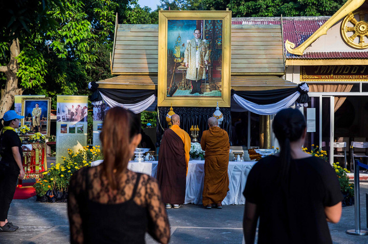 Serangkaian ritual Buddha dimulai di istana kerajaan sebelum guci kebesaran diangkut oleh sebuah kereta untuk memulai prosesi besar menuju tempat kremasi.