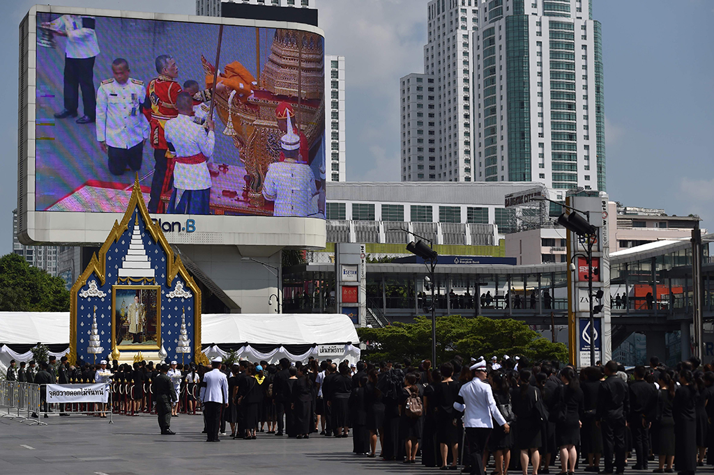 Hari kremasi telah dinyatakan sebagai hari libur nasional, saat bank akan ditutup dan pusat perbelanjaan besar akan ditutup dari pukul 3 sore.