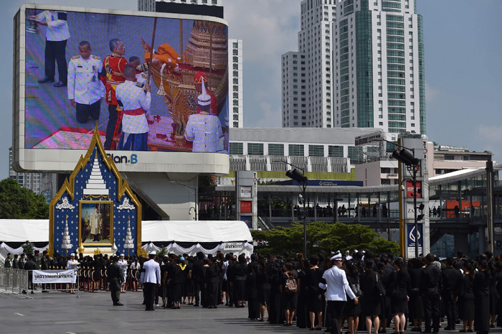 Hari kremasi telah dinyatakan sebagai hari libur nasional, saat bank akan ditutup dan pusat perbelanjaan besar akan ditutup dari pukul 3 sore.