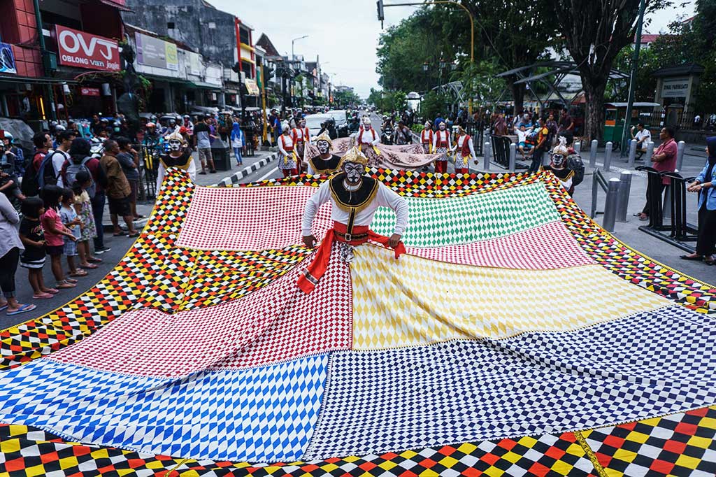 Peserta mengikuti Jogja Batik Parade di kawasan Malioboro, DI Yogyakarta, Rabu (26/10/2017). Kirab tersebut diikuti ratusan peserta, puluhan desainer, pengrajin batik, seniman, dan anak-anak muda kreatif batik.
