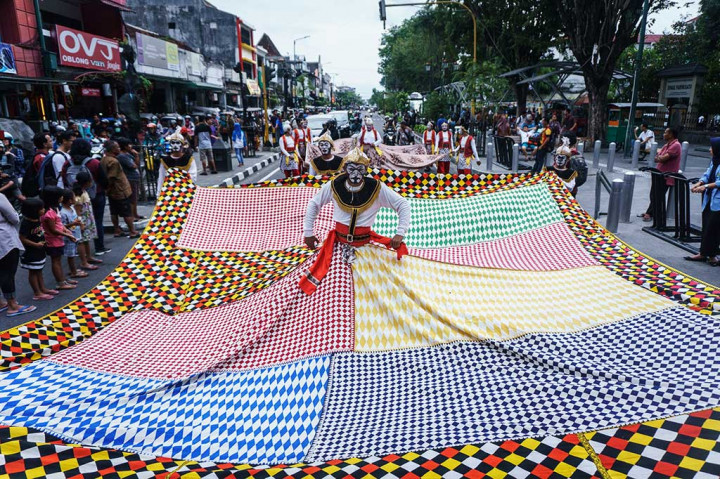Peserta mengikuti Jogja Batik Parade di kawasan Malioboro, DI Yogyakarta, Rabu (26/10/2017). Kirab tersebut diikuti ratusan peserta, puluhan desainer, pengrajin batik, seniman, dan anak-anak muda kreatif batik.