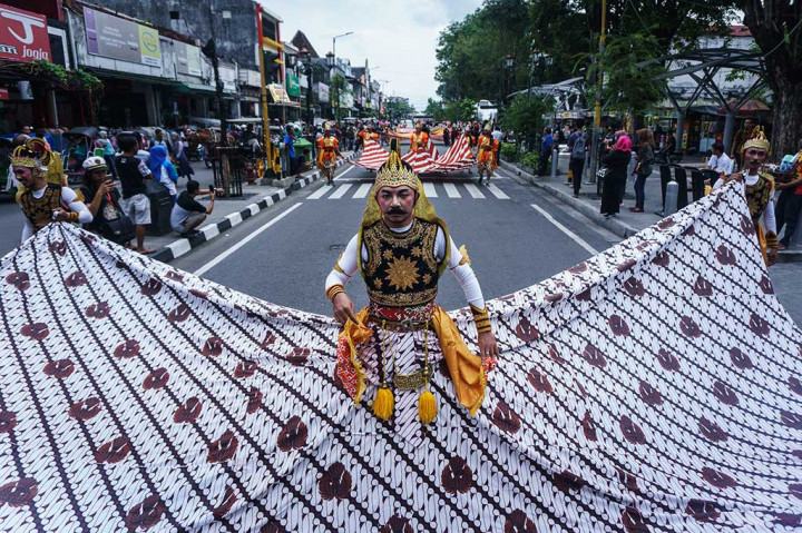 Jogja Batik Parade merupakan rangkaian dari gelaran 'Festival Jogja Kota Batik Dunia 2017' yang telah digelar sejak 25 Oktober 2017 dengan tema 'Batik to The Moon' yang dipusatkan di Jogja Expo Center.