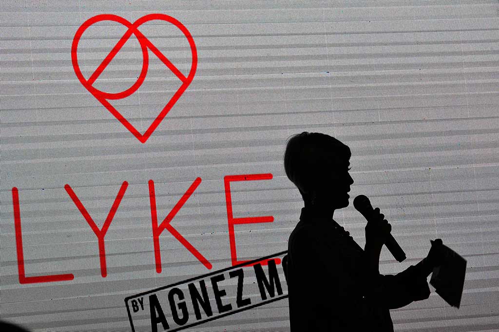 LYKE merupakan aplikasi fashion yang memanfaatkan terobosan teknologi pencarian visual tercanggih melalui fitur pencarian gambar dengan 200 ribu pilihan produk yang dapat dibeli langsung di dalam aplikasi.