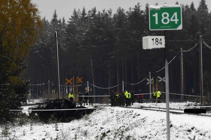 Menurut keterangan, truk tentara tersebut tengah ambil bagian dalam latihan militer saat tertabrak kereta api. Petugas tengah menyelidiki penyebab kecelakaan tersebut.