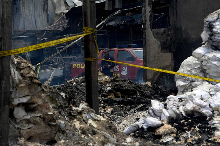 Anggota Inafis Bareskrim Polri melakukan olah TKP kebakaran pabrik kembang api di Kosambi, Tangerang, Banten, Jumat (27/10/2017).
