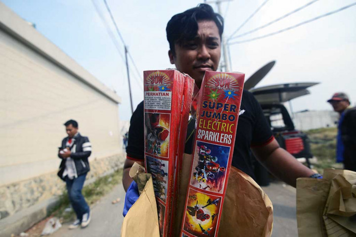 Anggota Puslabfor Polri membawa barang bukti berupa kembang api serta bahan baku yang berhasil diamankan saat olah TKP kebakaran pabrik kembang api di Kosambi.