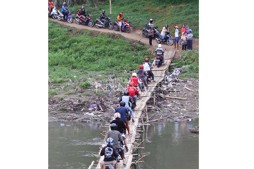Meski berbahaya, warga terpaksa memanfaatkan jembatan sesek tersebut untuk menyeberang akibat jembatan utama yang menghubungkan kedua wilayah itu ditutup sementara karena proses perbaikan. MI/Widjajadi