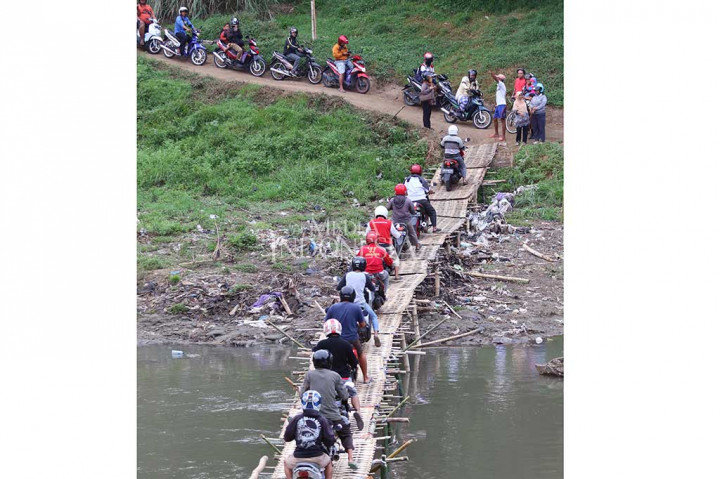 Meski berbahaya, warga terpaksa memanfaatkan jembatan sesek tersebut untuk menyeberang akibat jembatan utama yang menghubungkan kedua wilayah itu ditutup sementara karena proses perbaikan. MI/Widjajadi