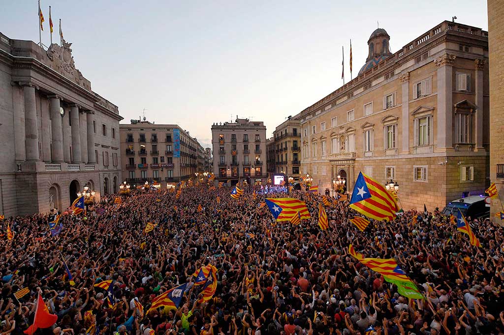 Puluhan ribu warga Catalonia menyambut gembira keputusan Parlemen Regional Catalonia yang mendeklarasikan kemerdekaan dari Spanyol, di Alun-alun Sant Jaume, Barcelona, Jumat (27/10/2017) waktu setempat. AFP/Lluis Gene