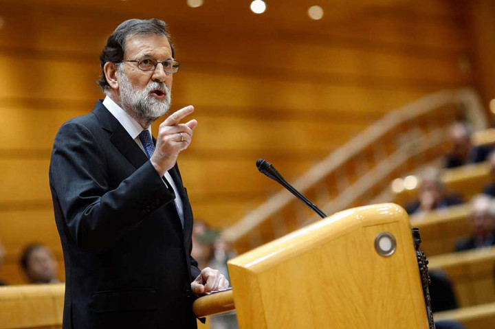 PM Spayol Mariano Rajoy bersumpah akan memulihkan legalita di Catalonia, setelah wilayah tersebut menyepakati kemerdekaan. Majelis tinggi parlemen Spanyol memberi wewenang kepada pemerintah Rajoy untuk memerintah Catalunya secara langsung, langkah yang belum pernah terjadi sebelumnya di Spanyol sejak demokrasi kembali pada akhir 1970-an. AFP/Oscar Del Pozo
