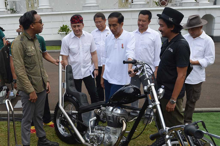Presiden Jokowi mendapatkan penjelasan saat mengunjungi stan yang menampilkan modifikasi sepeda motor.