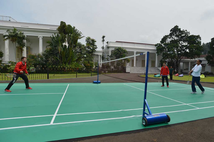 Presiden juga sempat bermain bulutangkis dengan ganda putra Marcus Fernaldi Gideon (kiri) dan Kevin Sanjaya.